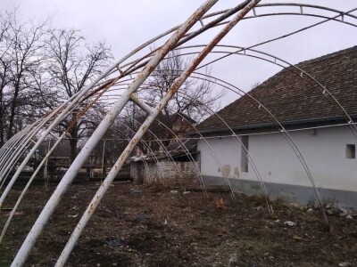 Prodajem 2 plastenika