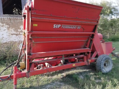 Prodajem berač za kukuruz