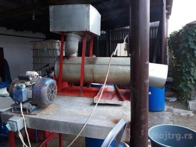 Prodajem kuvani paradajz