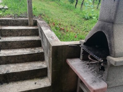 Prodajemo vinograd ( posađena sorta Chardonnay i Cabernet Sauvignon) i vikendicu ukupne površine 5460 kvadrata