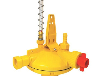 Regulator pritiska za nipl sistem pojenja za brojlere