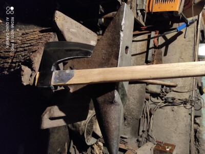 Sekire rucno kovane od gibnja ( sekira)