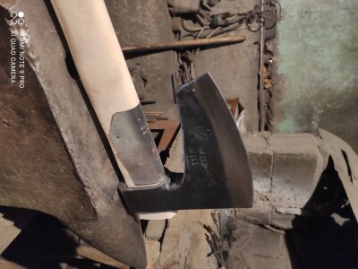 Sekire rucno kovane od gibnja ( sekira)