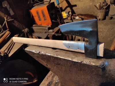 Sekire rucno kovane od gibnja ( sekira)