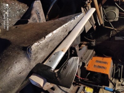 Sekire rucno kovane od gibnja ( sekira)