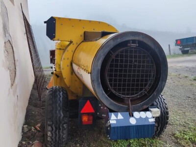 Stroj za zaštitu nasada od mraza