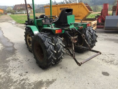 Traktor Ferrari vinogradar