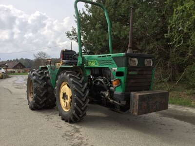 Traktor Ferrari vinogradar