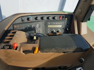 Traktor John Deere 8200