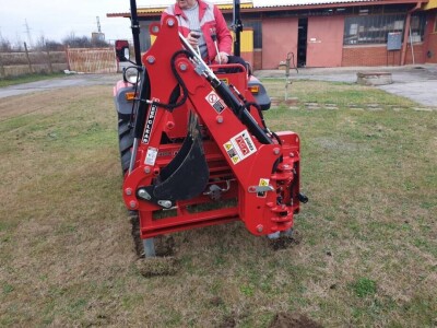 TRAKTORSKI ROVOKOPAČ / BAGER AGM