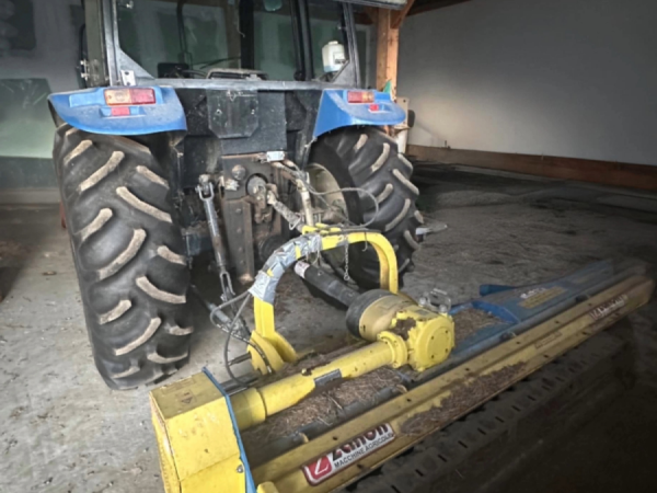 Prodajem traktor s malčerom i prikolicom