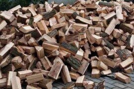 Cepana drva za ogrev i ljuspice za potpalu