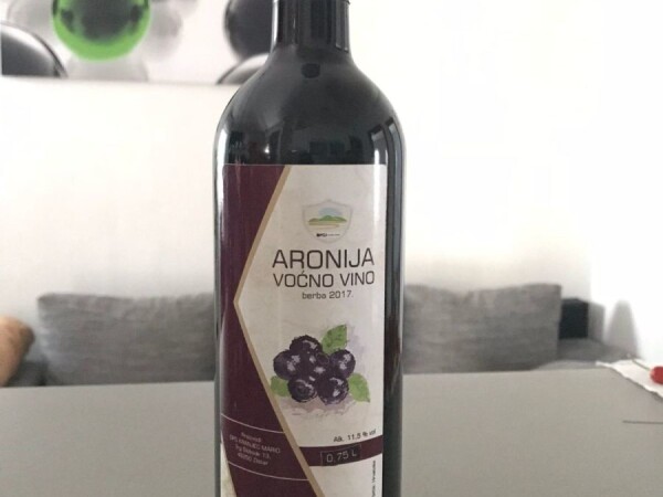 Voćno vino od aronije