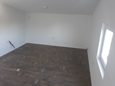 Za izdavanje oko 300 kvadrata sa kancelarijama na 7 ari placa