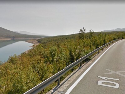 Zemljište blizu obale Perućkog jezera.