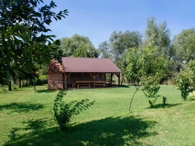 Zemljište sa dva ribnjaka i nasadom paulovnije