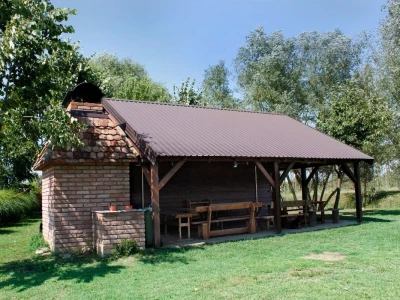 Zemljište sa dva ribnjaka i nasadom paulovnije