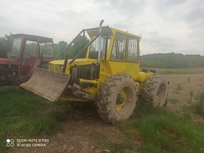 Zglobni šumski traktor