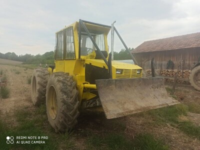 Zglobni šumski traktor