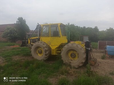 Zglobni šumski traktor