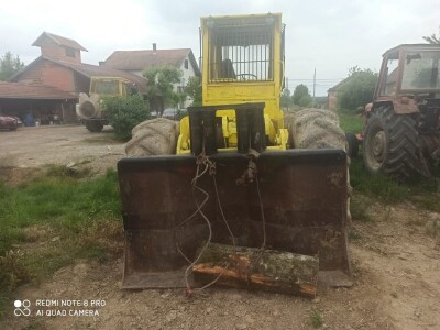 Zglobni šumski traktor