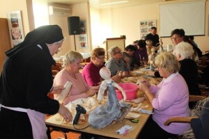 Kreativne radionice božićnog nakita časne sestre Samuele Premužić