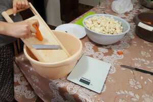 Priprema miješane salate za zimnicu