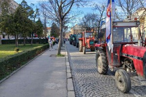 Novoseljanski paori štite traktorima studentske proteste