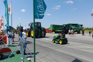 Utrka ubrzanja traktora na Farm Show-u