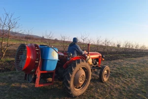 Plavo prskanje voćnjaka