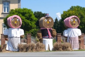 Slamnate skulpture u kockicama