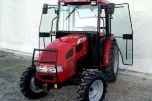 Traktor Mahindra 404