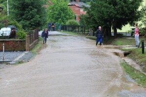 Obilna kiša s tučom pogodila Požegu i okolicu