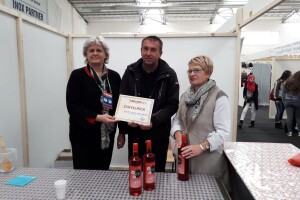 Emir Hadžijusufović proizvodi prirodni sirup od ruže