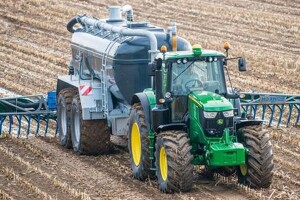 Traktor John Deere 6M