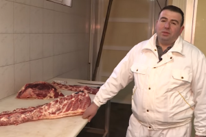 Edin Babić je peta generacija koja proizvodi i prodaje suho meso - i ovčju stelju