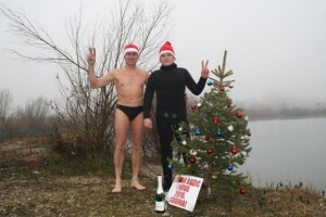 Okićeno drvce uronili na dno jezera