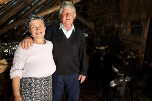 Dopče i Anđa: Naše koze su sestre srna, jeleni im dolaze, od vukova ih teško branimo