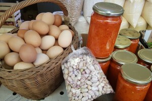 Od povrća, jaja, brašna, pa do zimnice: Svega ima na štandu vrijedne porodice Popović-Kukrić iz Romanovaca