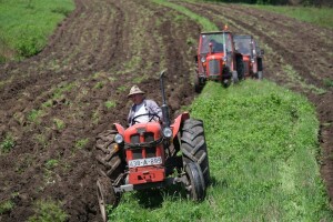 Samiru Aličić 20 komšija pomoglo uzorati njive