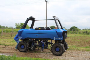 Poljo-nova prezentacija ViniBotovog robota Bakus