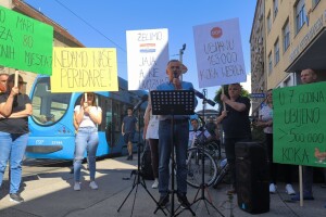 Prosvjed vlasnika farme Lukač ispred Hrvatskog veterinarskog instituta