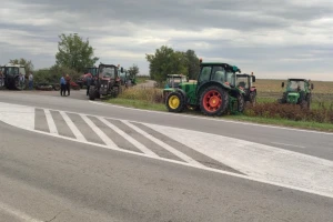 Parkirani traktori pored puteva