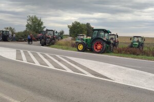 Parkirani traktori pored puteva