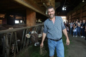 Ovaj stočar za higijenu krava koristi inovativni proizvod od drva