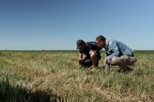 Voditelji poljoprivrednih emisija iza i ispred kamere