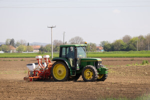 Proljetni radovi na baranjskim oranicama