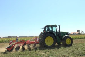 Traktor John Deere 6195M i gruber Kuhn Cultimer L350
