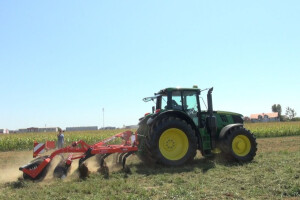 Traktor John Deere 6195M i gruber Kuhn Cultimer L350