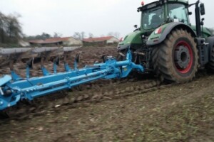 Ratarska mehanizacija na njivi Zmaićevih